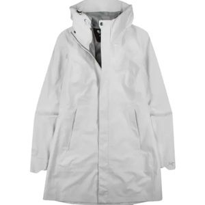 Arc’teryx Codetta Gore-Tex hooded rain jacket in cool White.